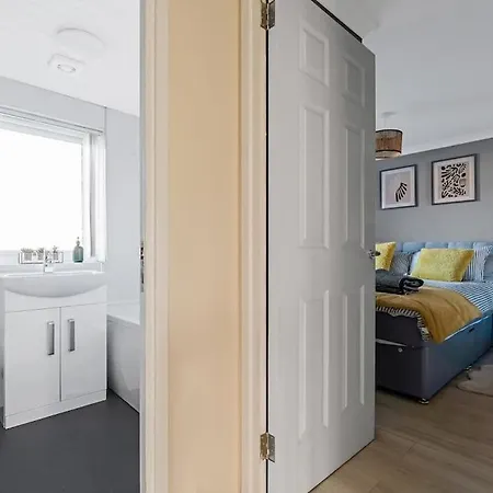 Stylish 2-bed House Private Driveway * Glasgow
