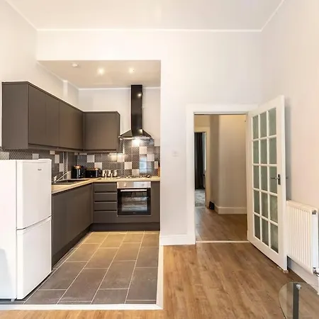 Stunning Ground Floor Flat In Southside.