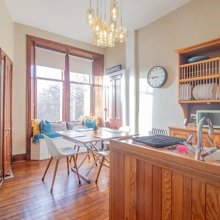 Daire Pass The Keys Beautiful, Traditional 2 Bed Flat W Free Parking *