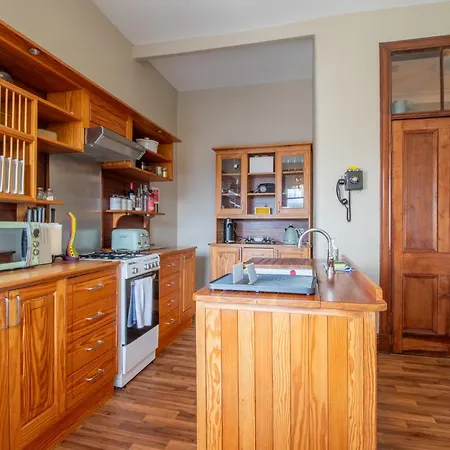 Beautiful, Traditional 2 Bed Flat W Free Parking - Pass The Keys