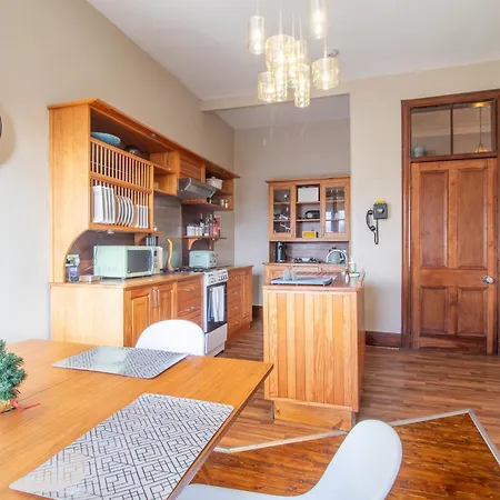 Beautiful, Traditional 2 Bed Flat W Free Parking - Pass The Keys Daire