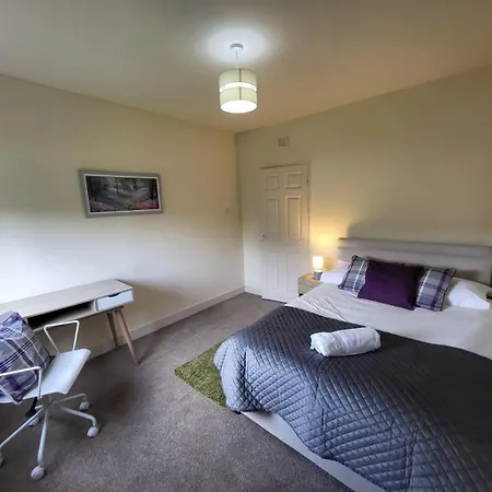 Large 3 Bed, Great For Contractors, With Private Parking * Глазго