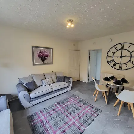 Large 3 Bed, Great For Contractors, With Private Parking Глазго
