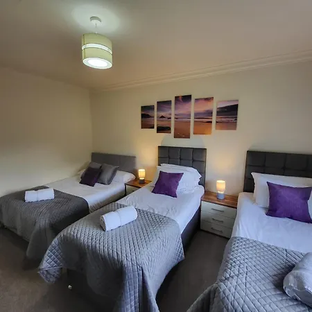 Large 3 Bed, Great For Contractors, With Private Parking Апартаменты