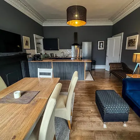 Garnethill Charm 3 Bed Flat *