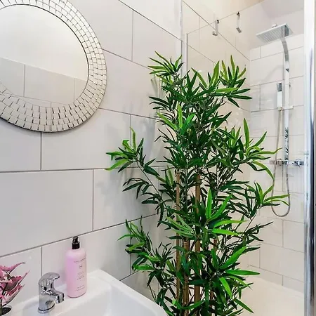 Traditional 1-bed Flat In Southside 아파트