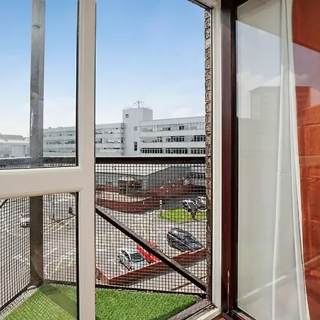 New Slick Finnieston Pad W/ Free Parking Apartment