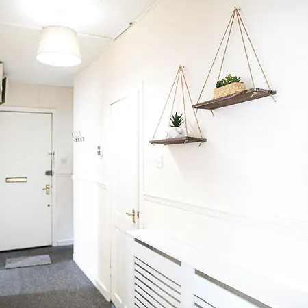 Glasgow, 3 Bed Close To Centre, Free Street Parking Apartment *