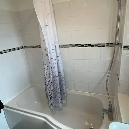 Spacious Near Глазго