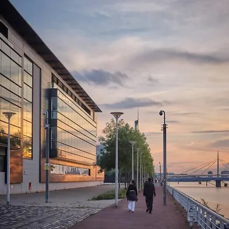 Glasgow, Finnieston Luxury 2 Bed With Parking, E-check In, Hi-fi * Glasgow