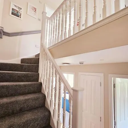 Modern 5 Bedroom Townhouse With Free Parking Holiday home *