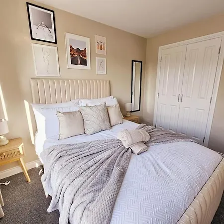 Modern 5 Bedroom Townhouse With Free Parking Holiday home Glasgow