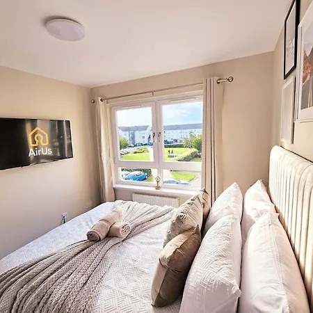 Modern 5 Bedroom Townhouse With Free Parking *