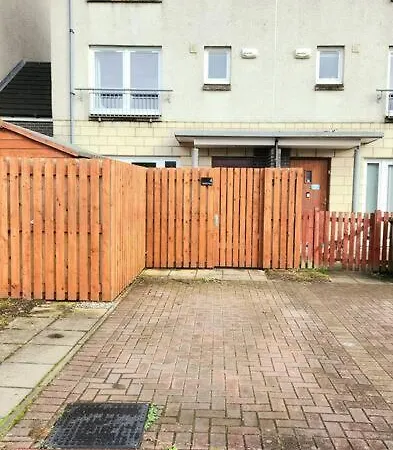 Modern 5 Bedroom Townhouse With Free Parking * Glasgow