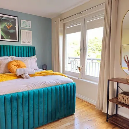 Holiday home Modern 5 Bedroom Townhouse With Free Parking