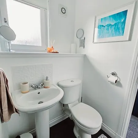 Modern 5 Bedroom Townhouse With Free Parking