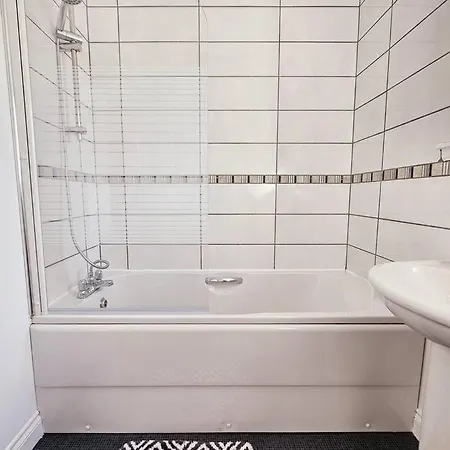 Modern 5 Bedroom Townhouse With Free Parking Holiday home *