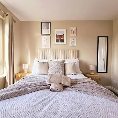 Modern 5 Bedroom Townhouse With Free Parking * Glasgow