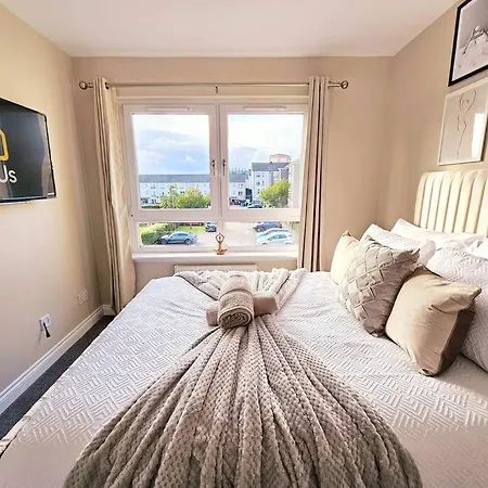Holiday home Modern 5 Bedroom Townhouse With Free Parking