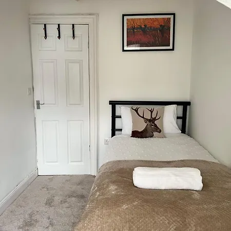 Spacious 3 Bedroom In - Free Parking بيت للعطل