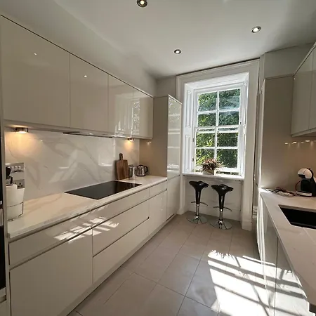 Principal - Crown Circus Duplex *