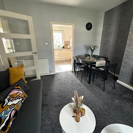 Modern Style , Separate Entrance Apartment Glasgow
