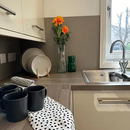 Daire Modern Style , Separate Entrance Glasgow