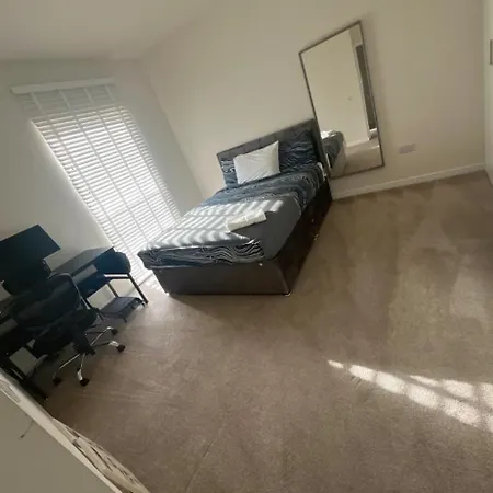 Апартаменты Beautiful 3 Bed House In Centre