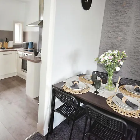 Apartment Modern Style , Separate Entrance Glasgow