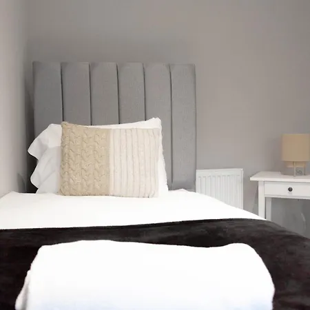 Сasa de vacaciones 3 Bdr House At Caledonia Luxe Short Lets & Serviced