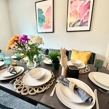 Modern Style , Separate Entrance Apartment Glasgow