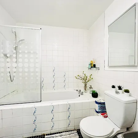 Beautiful & Spacious 2-bed Flat In Centre With Free Parking Lejlighed