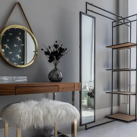 Beautiful 4 Bed Flat In Perfect Location * Glasgow