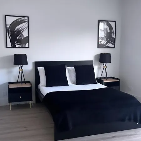 3 Bedroom House Near Centre Sleeps 7 *