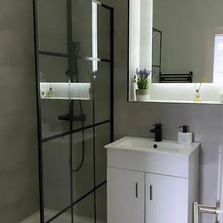 3 Bedroom House Near Centre Sleeps 7 * Глазго