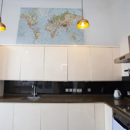 Bright Spacious 3 Bed Flat Appartement
