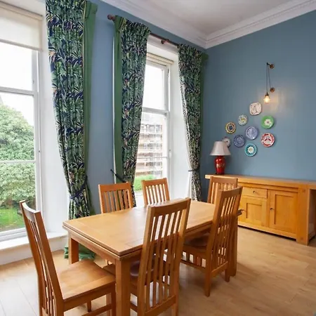 Bright Spacious 3 Bed Flat *
