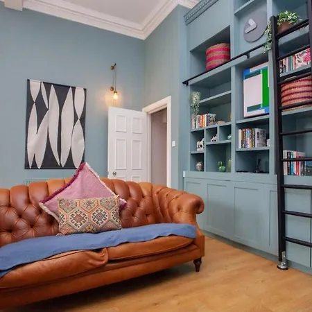 Bright Spacious 3 Bed Flat *