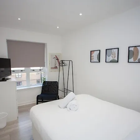 Bright Flat With Balcony And Free Parking 公寓 *