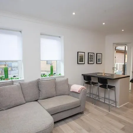 Bright Flat With Balcony And Free Parking 公寓 *
