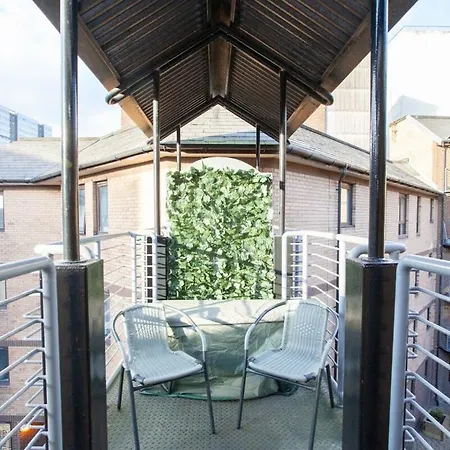 Bright Flat With Balcony And Free Parking 公寓