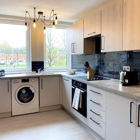 Beautiful West End Flat With Private Parking *