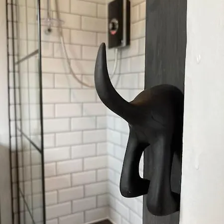 Rustic Floor West End Pad With Balcony, Parking Next To Byers Road, Aston Lane, Uni