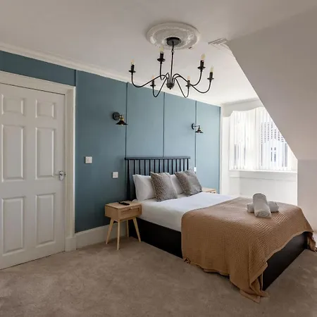 Spacious 3 Bedroom In - Free Parking