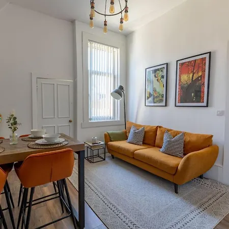 بيت للعطل Spacious 3 Bedroom In - Free Parking *