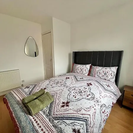 Ideal 3 Bed In With Free Parking *