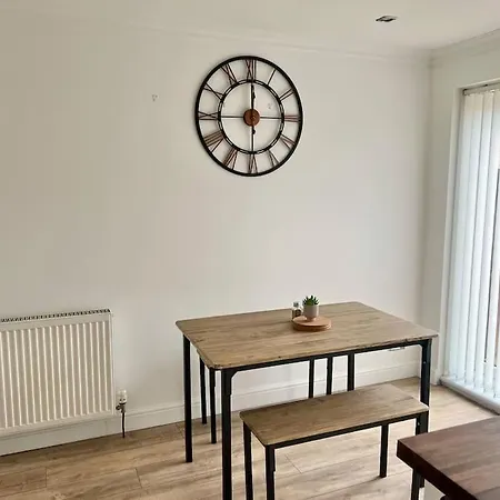Ideal 3 Bed In With Free Parking *