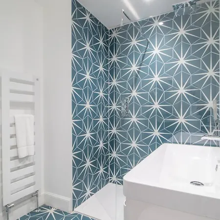 Stylish West End Detached Mews - Pass The Keys *