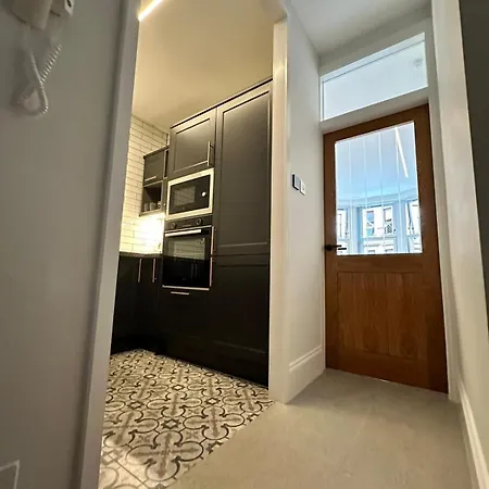 West End Tenement Apartment *