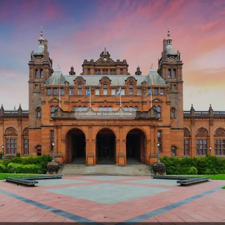 - Sleeps 2 & Kitchen Apartment Glasgow